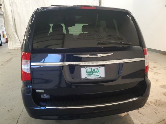 Used 2016 Chrysler Town & Country Touring image 7