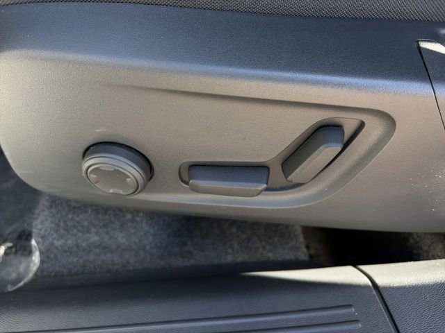 Used 2025 Volvo XC40 B5 Core image 22