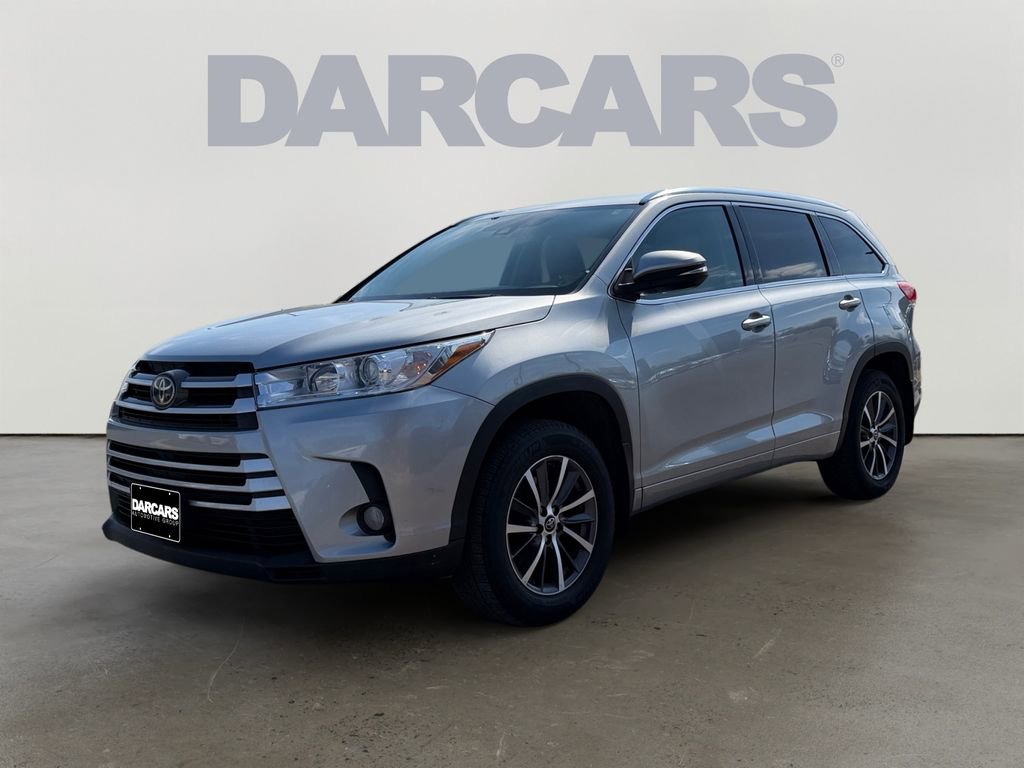 Used 2017 Toyota Highlander XLE w/ Carpet Mat Package image 2
