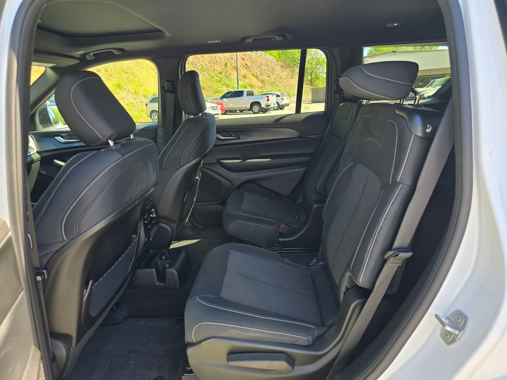 Used 2025 Jeep Grand Cherokee L Laredo image 10