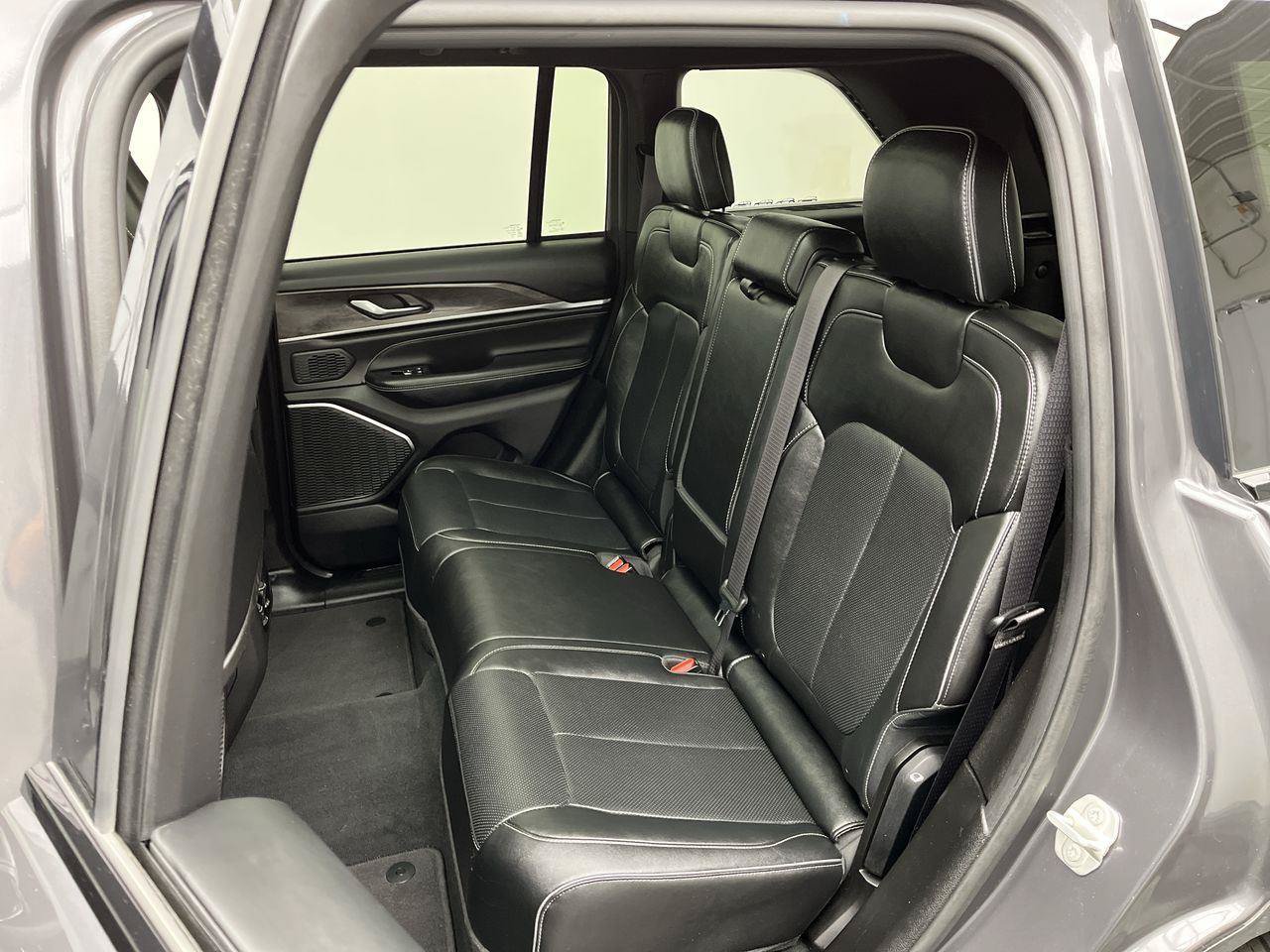 Used 2023 Jeep Grand Cherokee Overland AWD/4WD image 12