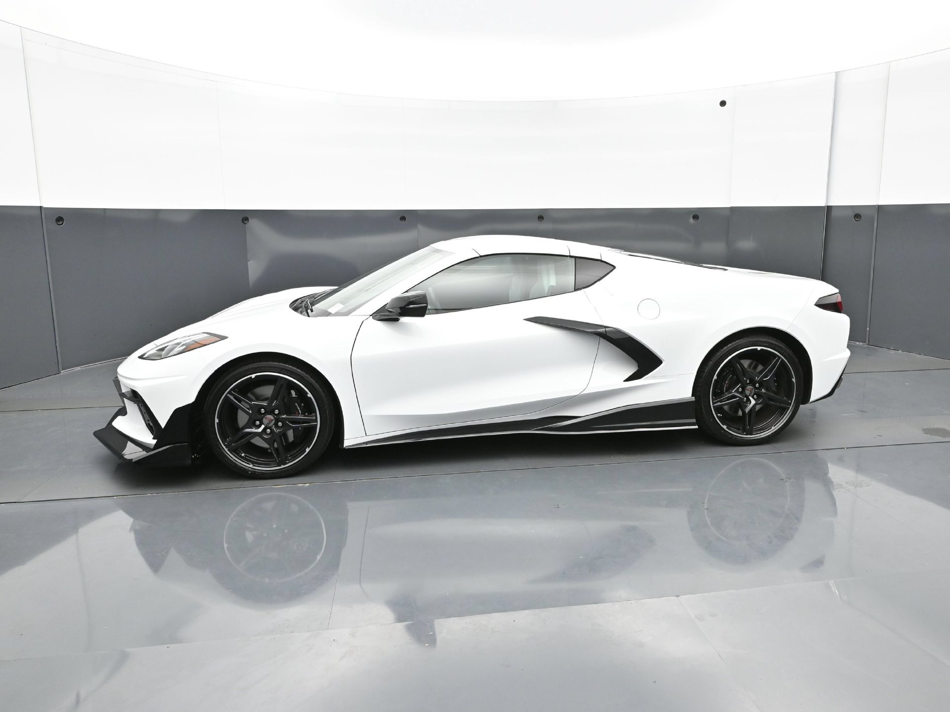 Used 2022 Chevrolet Corvette Stingray Coupe w/ Z51 Performance Package RWD image 3
