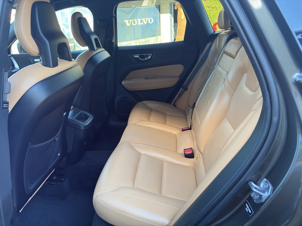 Used 2018 Volvo XC60 T5 Momentum w/ Convenience Package image 11