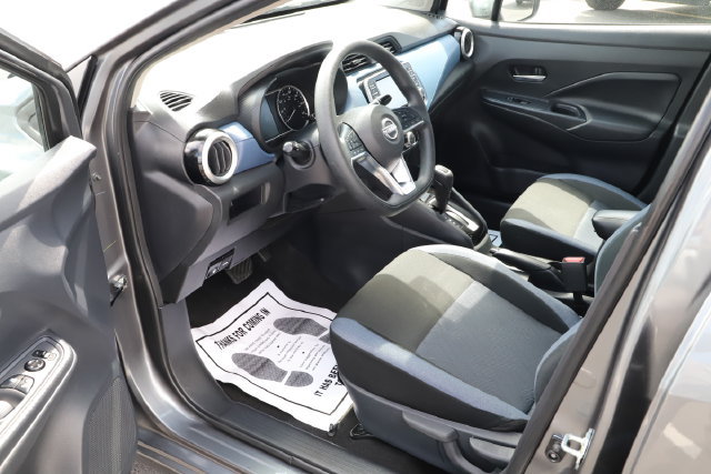 Used 2025 Nissan Versa SV FWD image 9