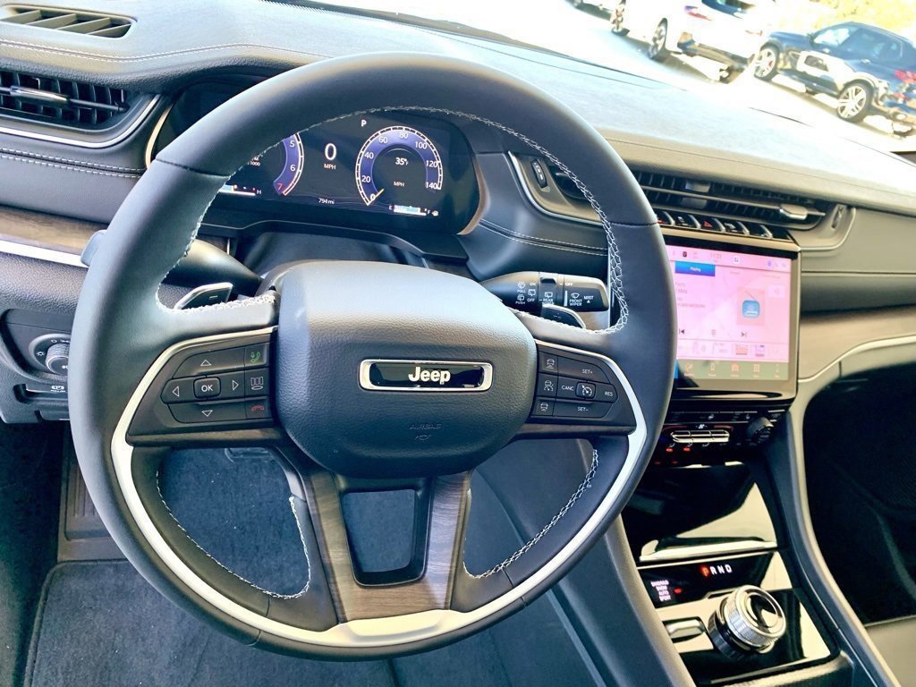 Used 2025 Jeep Grand Cherokee Limited image 33