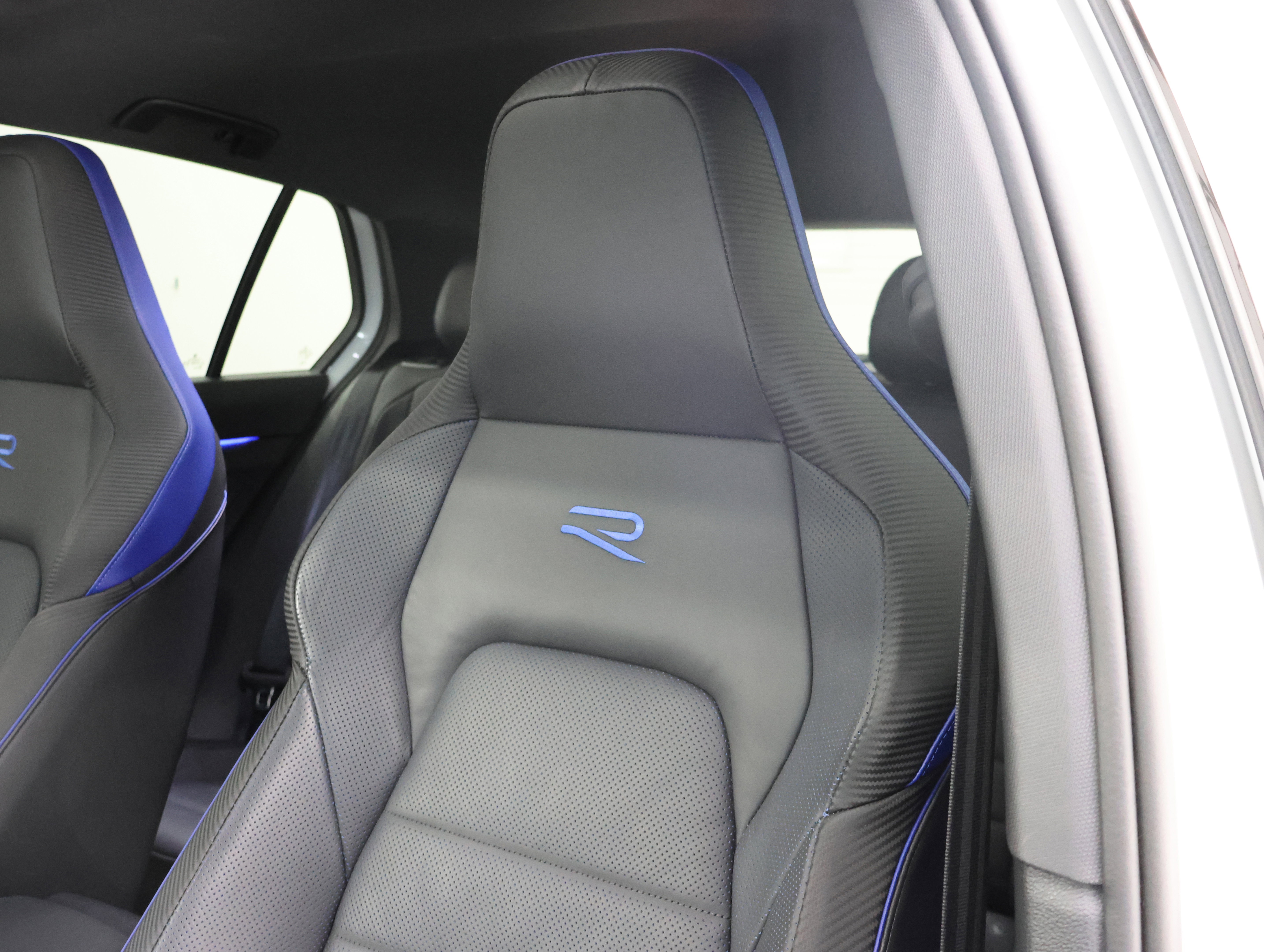 Used 2024 Volkswagen Golf R image 39
