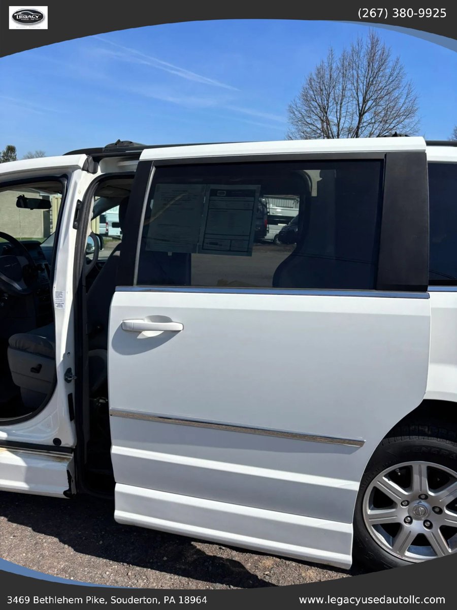 Used 2010 Chrysler Town & Country Touring FWD image 47