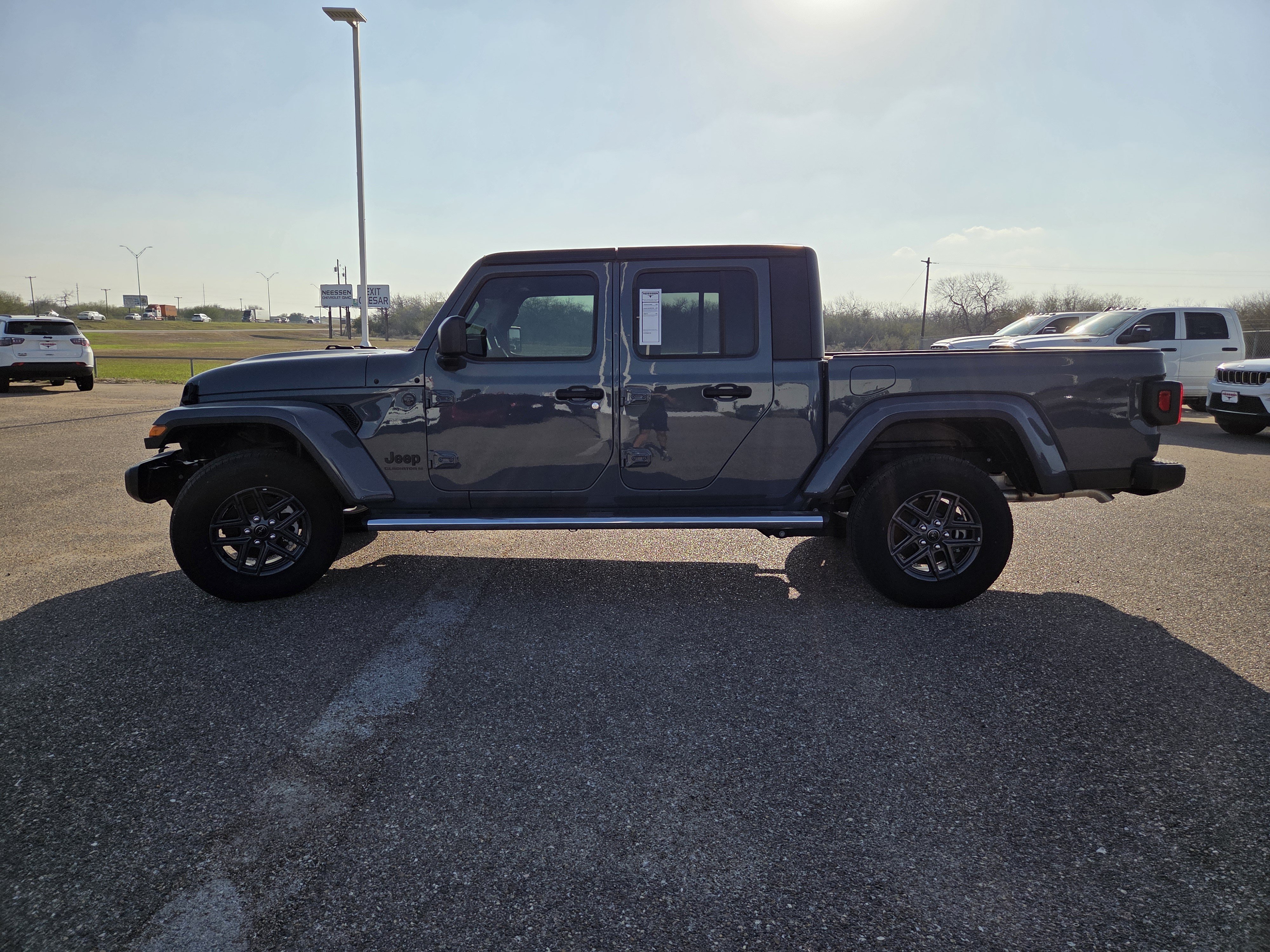 Used 2025 Jeep Gladiator Sport AWD/4WD image 4