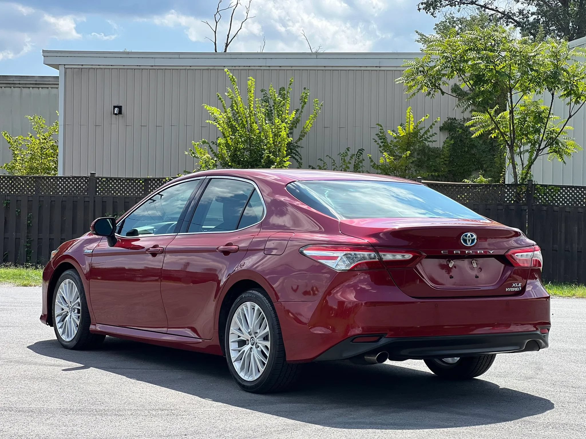 Used 2018 Toyota Camry XLE FWD image 3