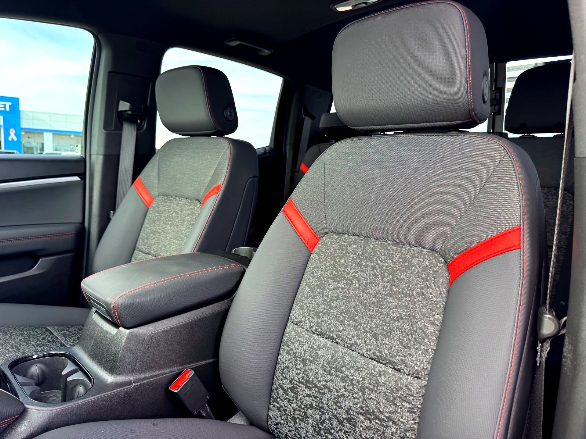 Used 2024 Chevrolet Colorado Z71 w/ Z71 Convenience Package 2 image 12