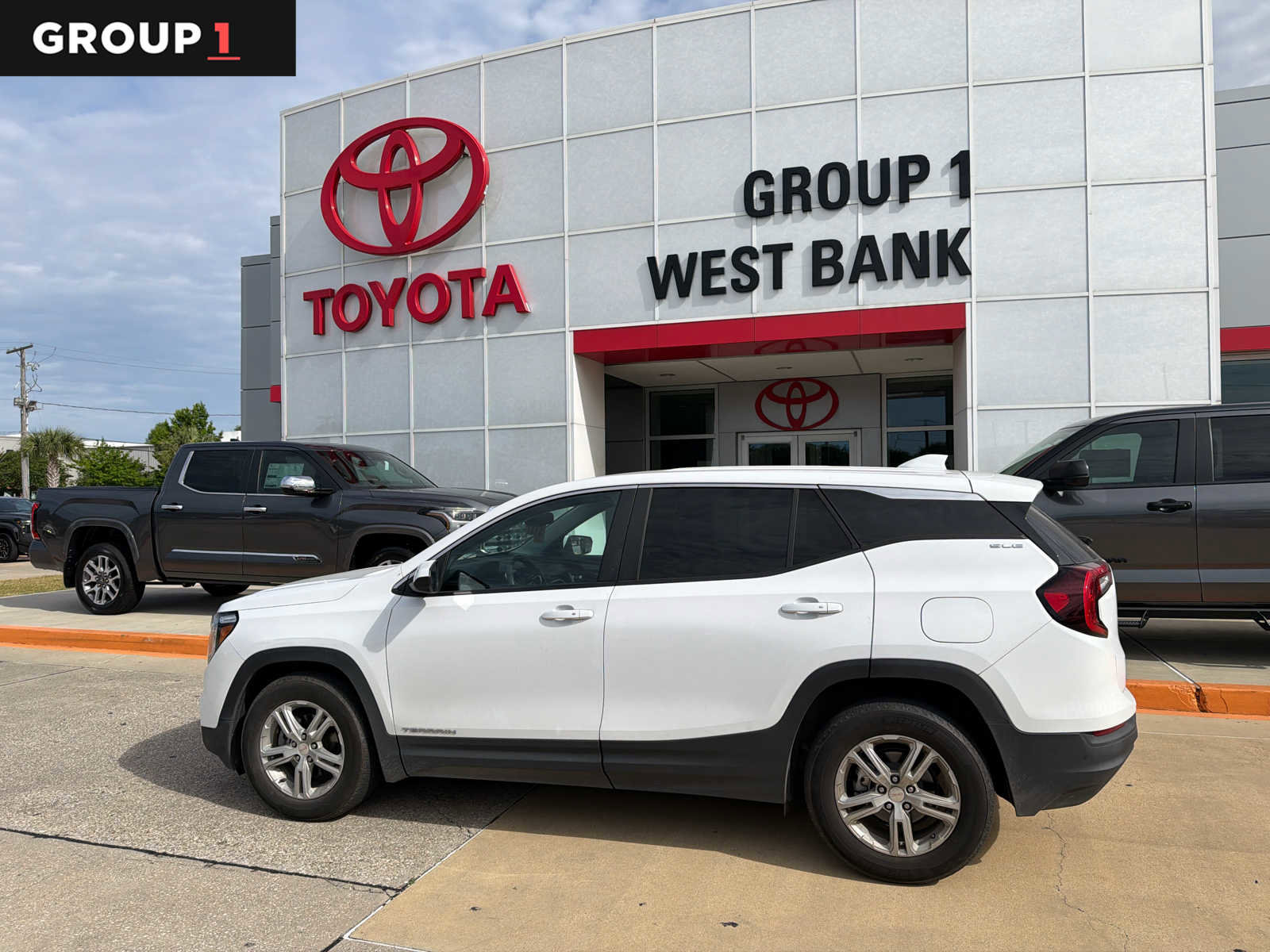 Used 2024 GMC Terrain SLE FWD image 1