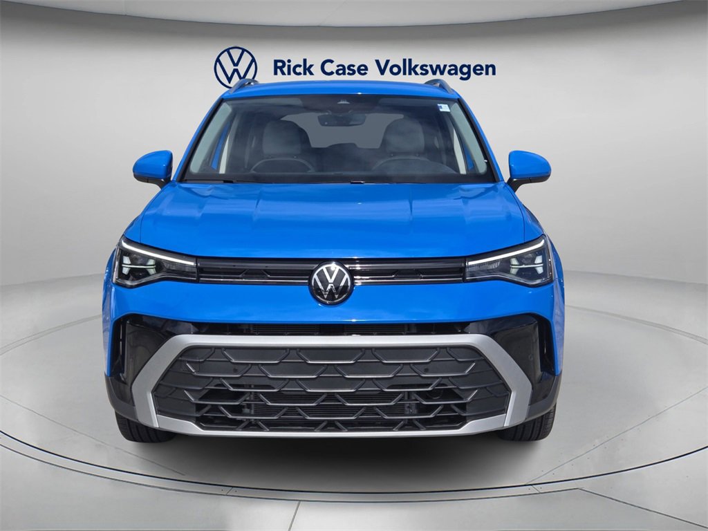 Certified 2025 Volkswagen Taos SE image 4