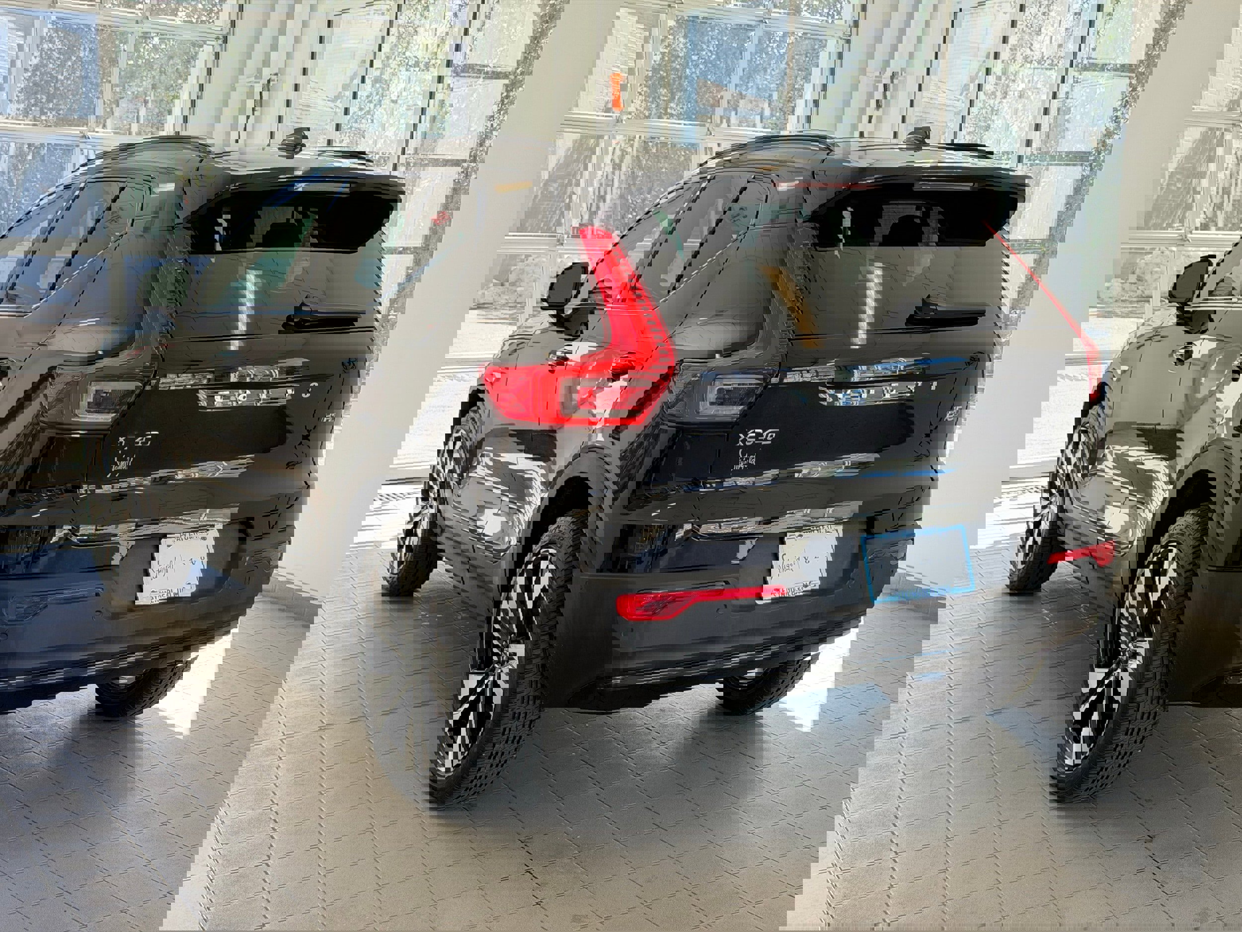 Certified 2025 Volvo XC40 B5 Plus image 9