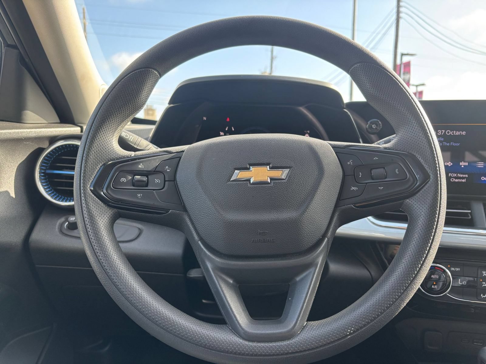 Used 2025 Chevrolet Trax LT FWD image 27