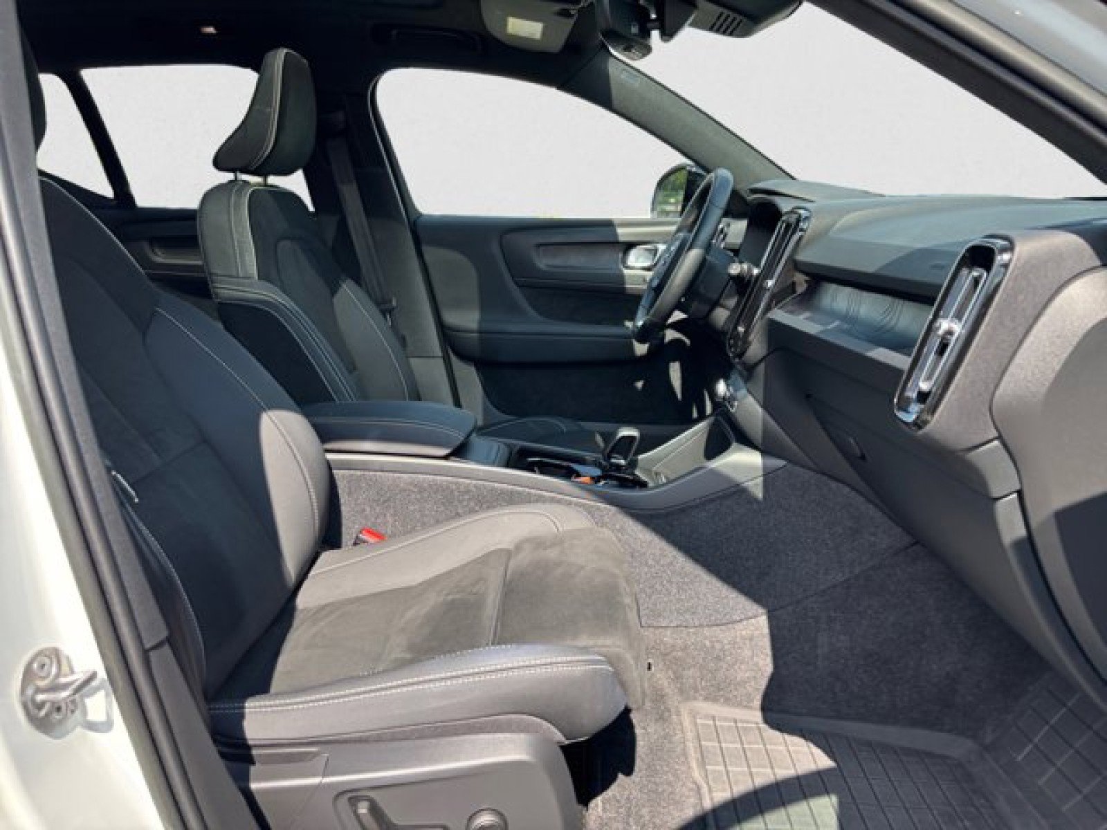 Used 2023 Volvo XC40 Recharge Ultimate w/ Protection Package Premier image 19