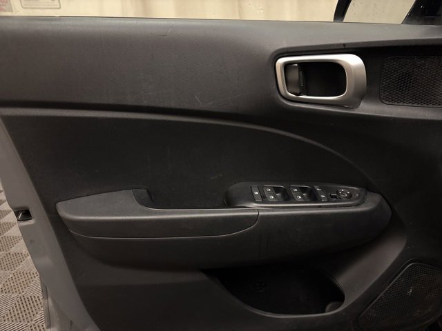 Used 2020 Hyundai Venue SEL image 9