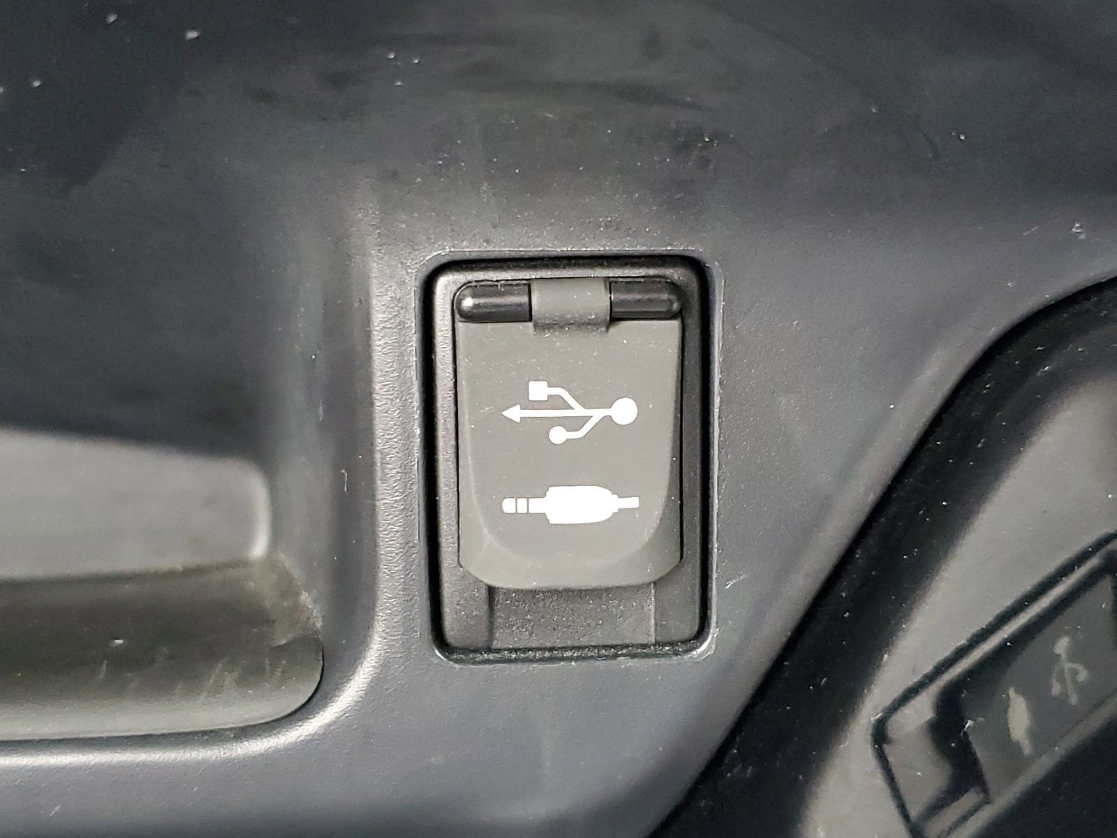 Used 2019 Toyota C-HR XLE FWD image 23