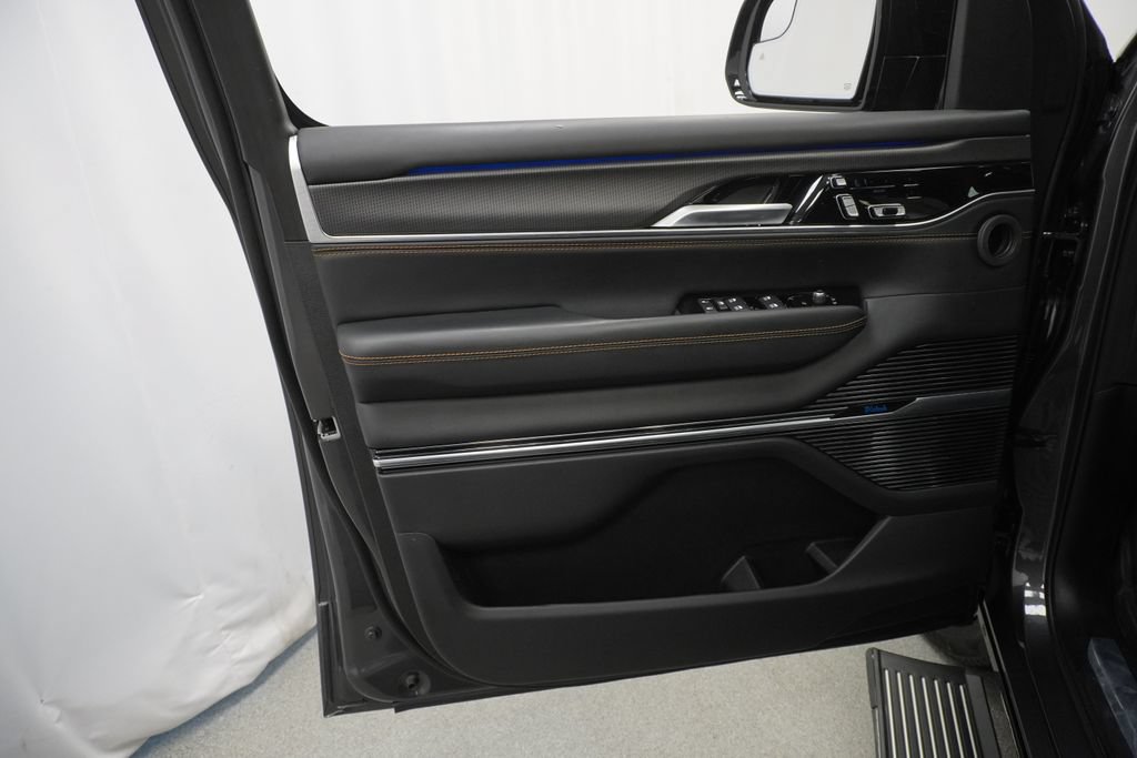 Certified 2025 Jeep Grand Wagoneer Series III w/ Rear Seat Video Group 1 AWD/4WD image 43