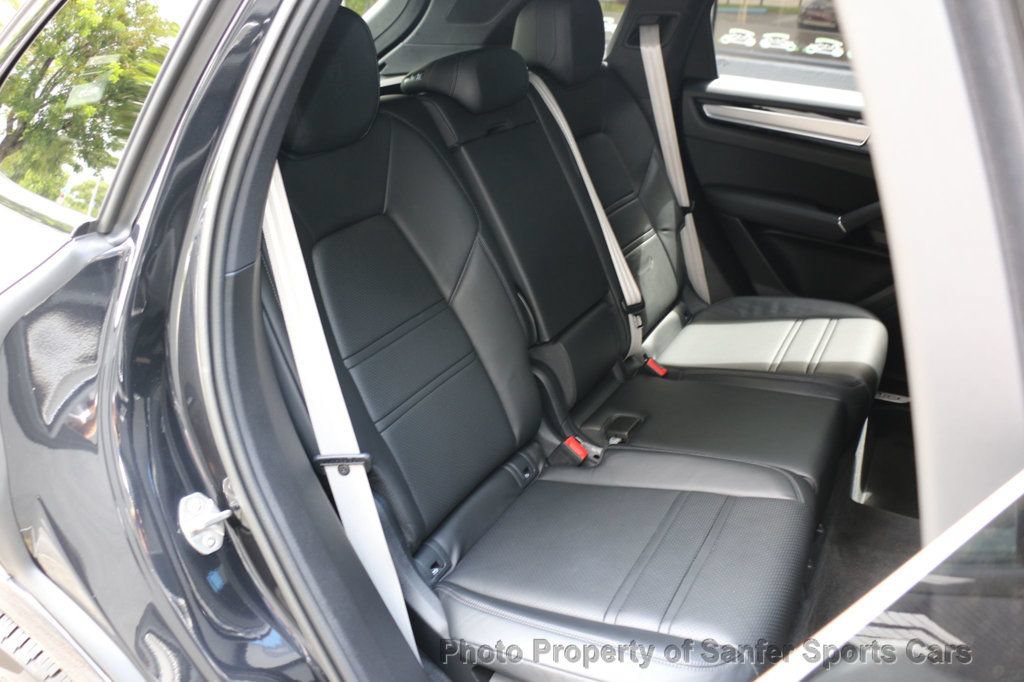 Used 2022 Porsche Cayenne Platinum Edition AWD/4WD image 32
