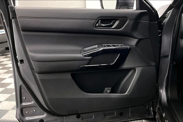 Used 2025 Nissan Pathfinder SV FWD image 19
