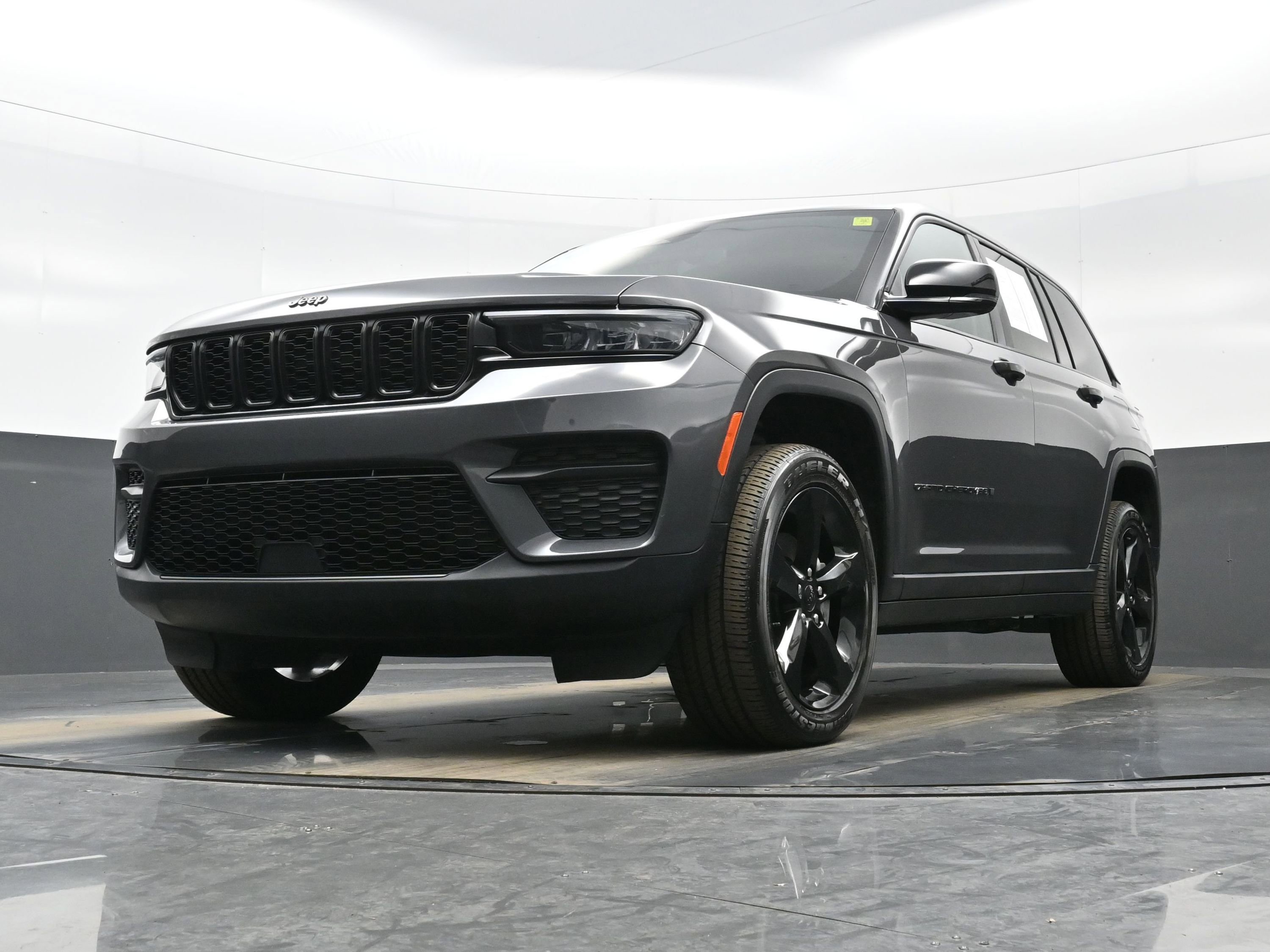 Used 2024 Jeep Grand Cherokee Altitude image 25