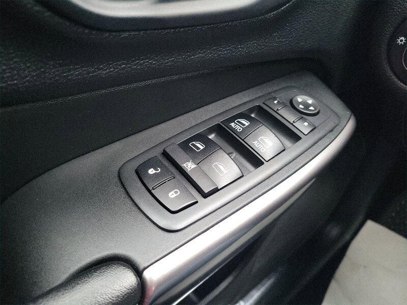 Used 2019 Jeep Cherokee Overland w/ Technology Group image 29