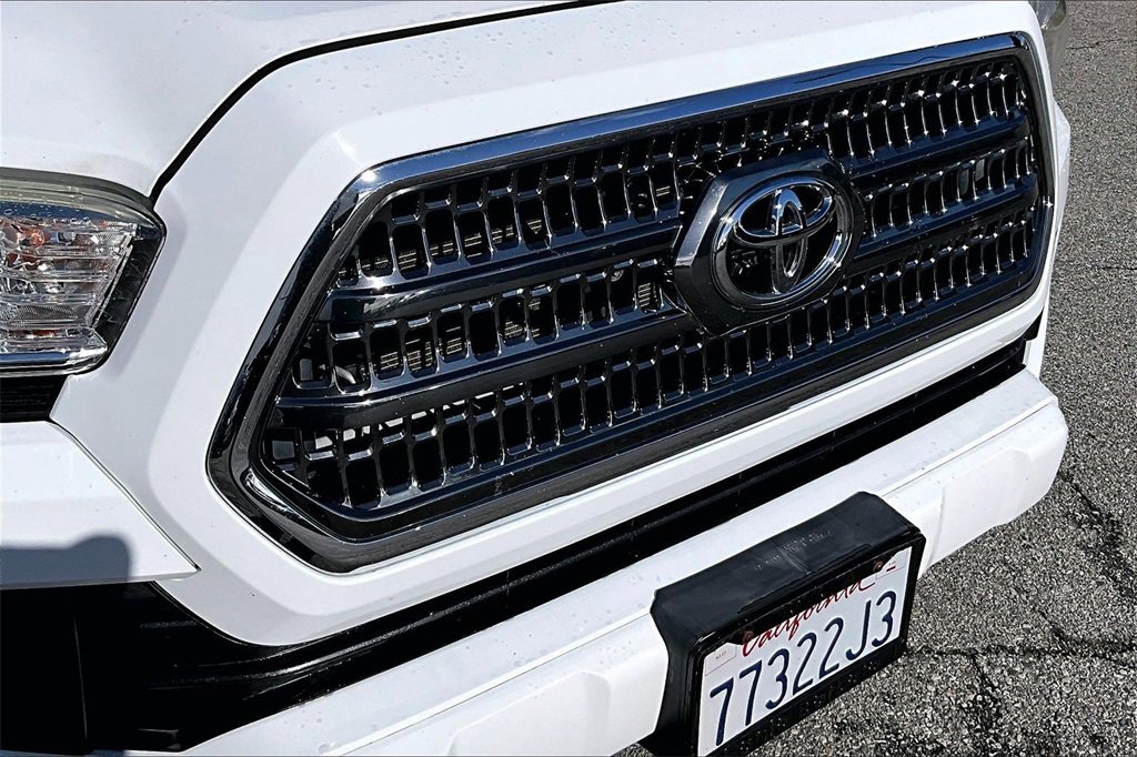 Used 2017 Toyota Tacoma TRD Sport image 34