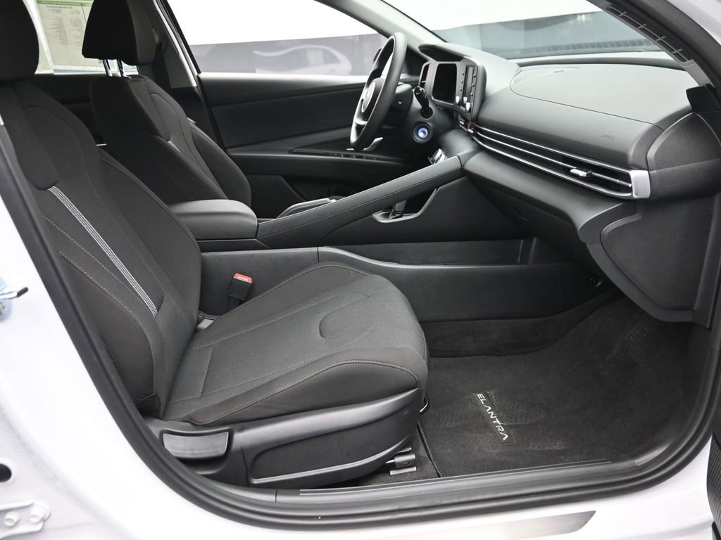 Used 2025 Hyundai Elantra SE image 7