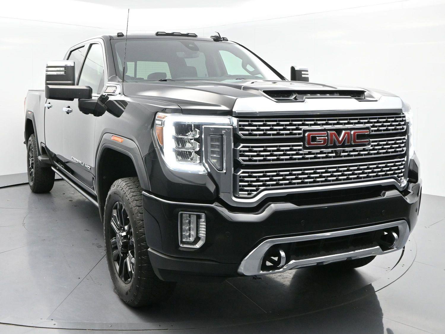 Used 2021 GMC Sierra 2500 Denali w/ Denali Black Diamond Edition AWD/4WD image 2