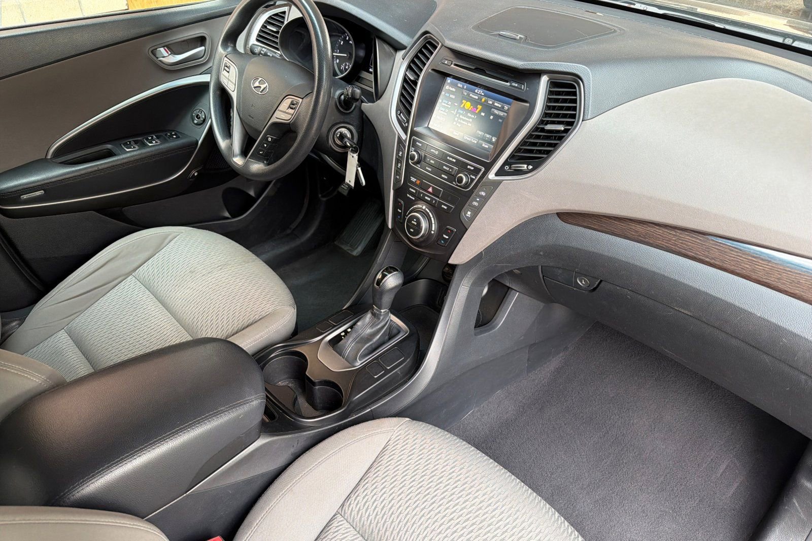 Used 2017 Hyundai Santa Fe SE image 22