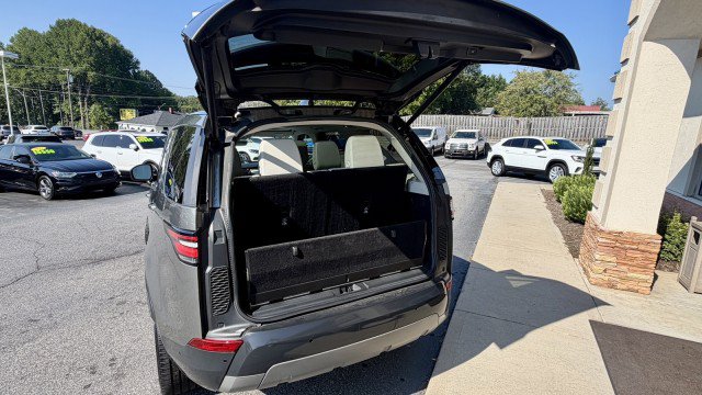 Used 2017 Land Rover Discovery First Edition AWD/4WD image 20