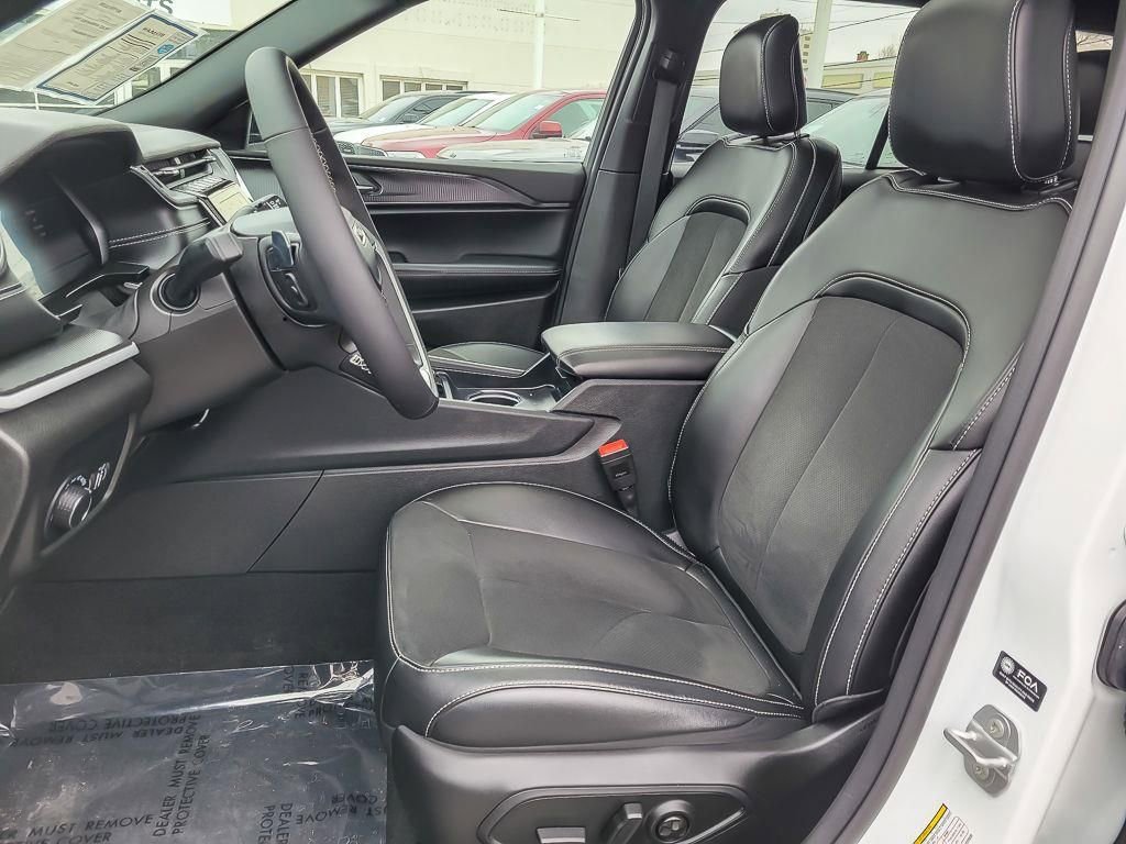 Used 2025 Jeep Grand Cherokee Altitude image 8