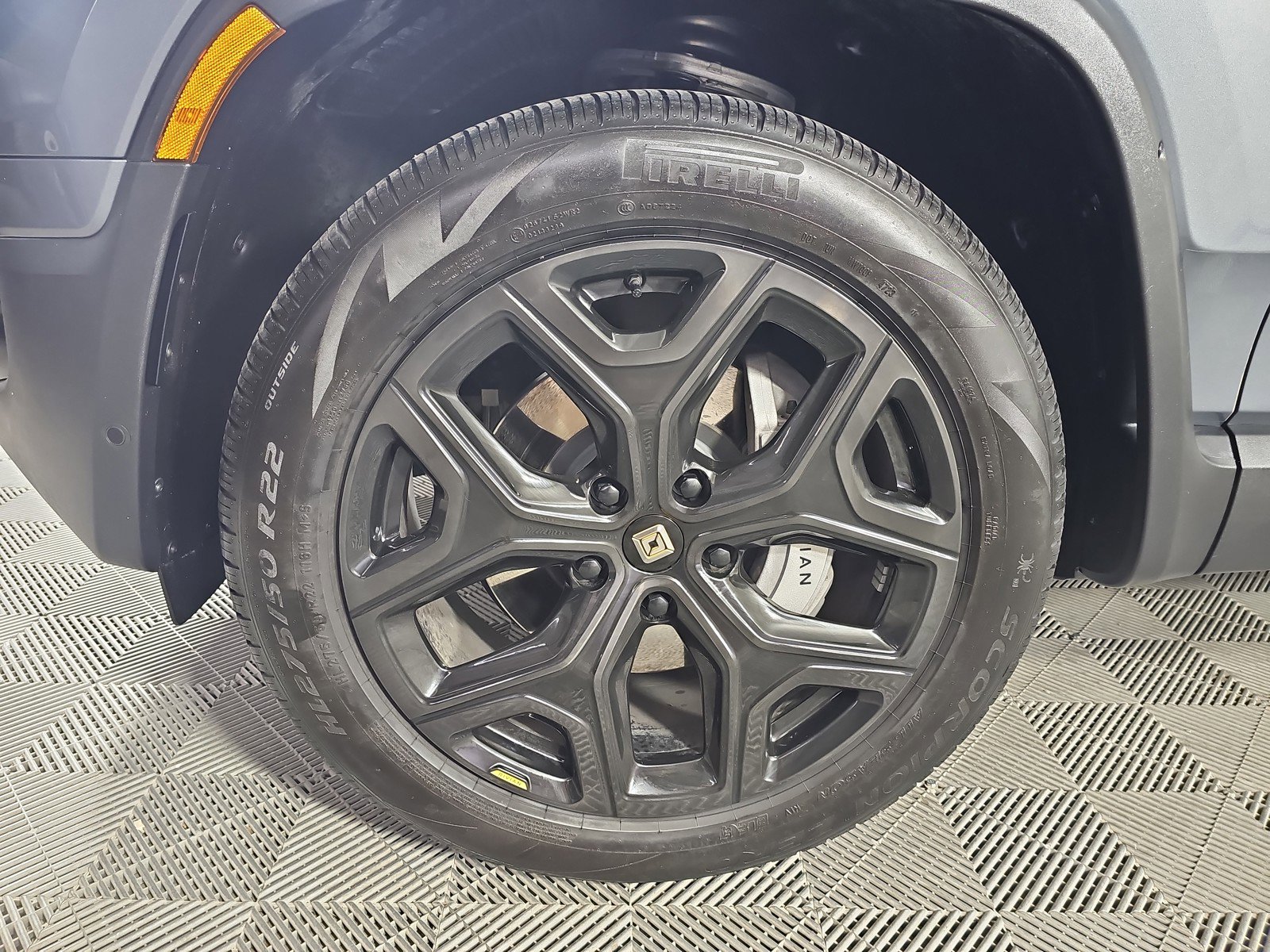 Used 2024 Rivian R1S Adventure image 9