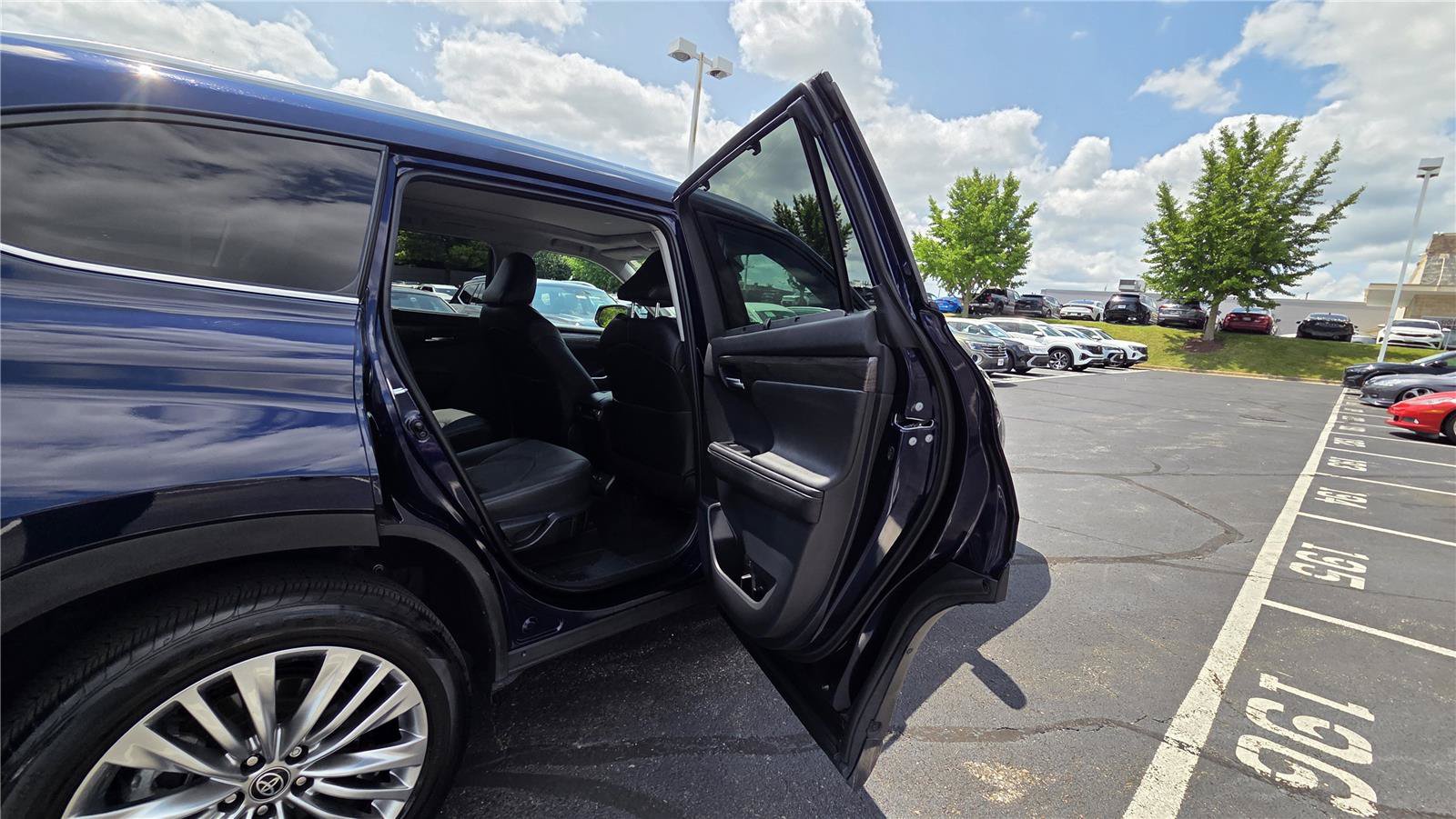 Used 2023 Toyota Highlander Platinum AWD/4WD image 35