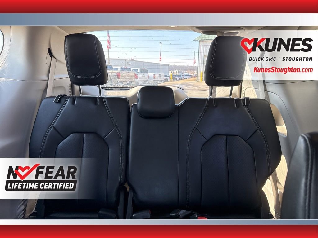 Used 2023 Chrysler Pacifica Touring-L image 41