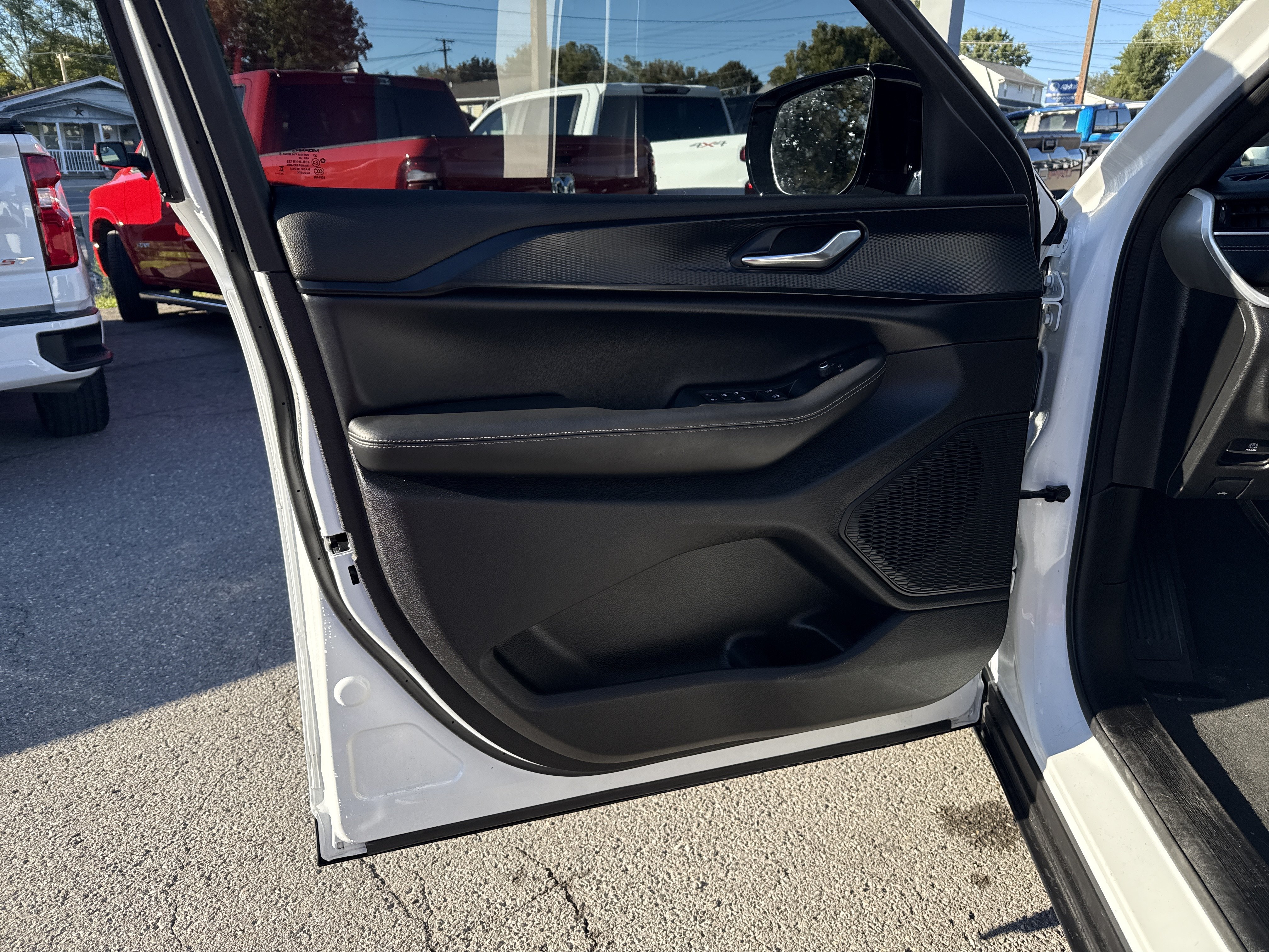 Used 2025 Jeep Grand Cherokee L Altitude AWD/4WD image 17