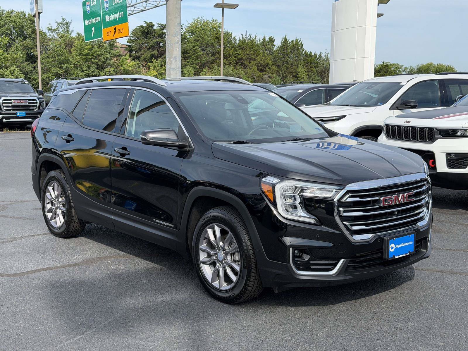Used 2022 GMC Terrain SLT w/ Infotainment Package II AWD/4WD image 1