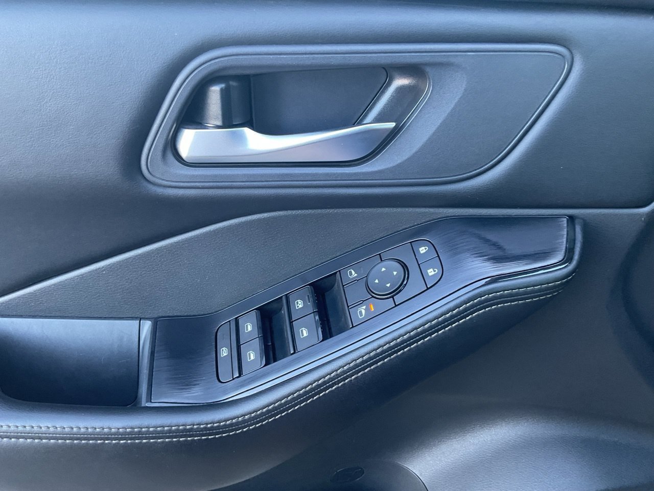 Used 2025 Nissan Rogue SV FWD image 19