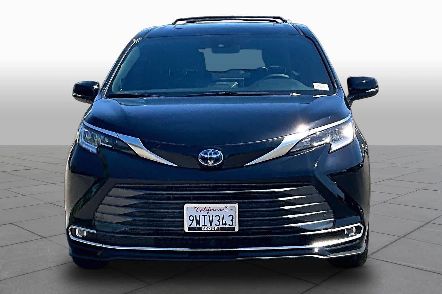 Used 2025 Toyota Sienna Limited AWD/4WD image 3