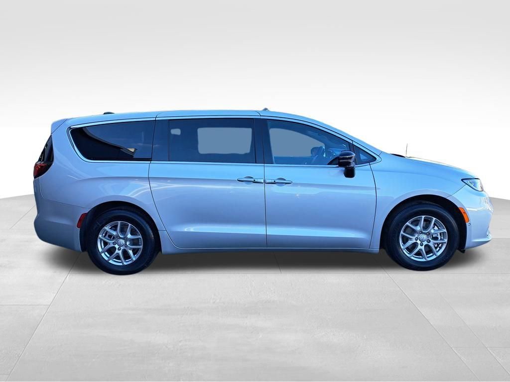New 2026 Chrysler Pacifica Select FWD image 7