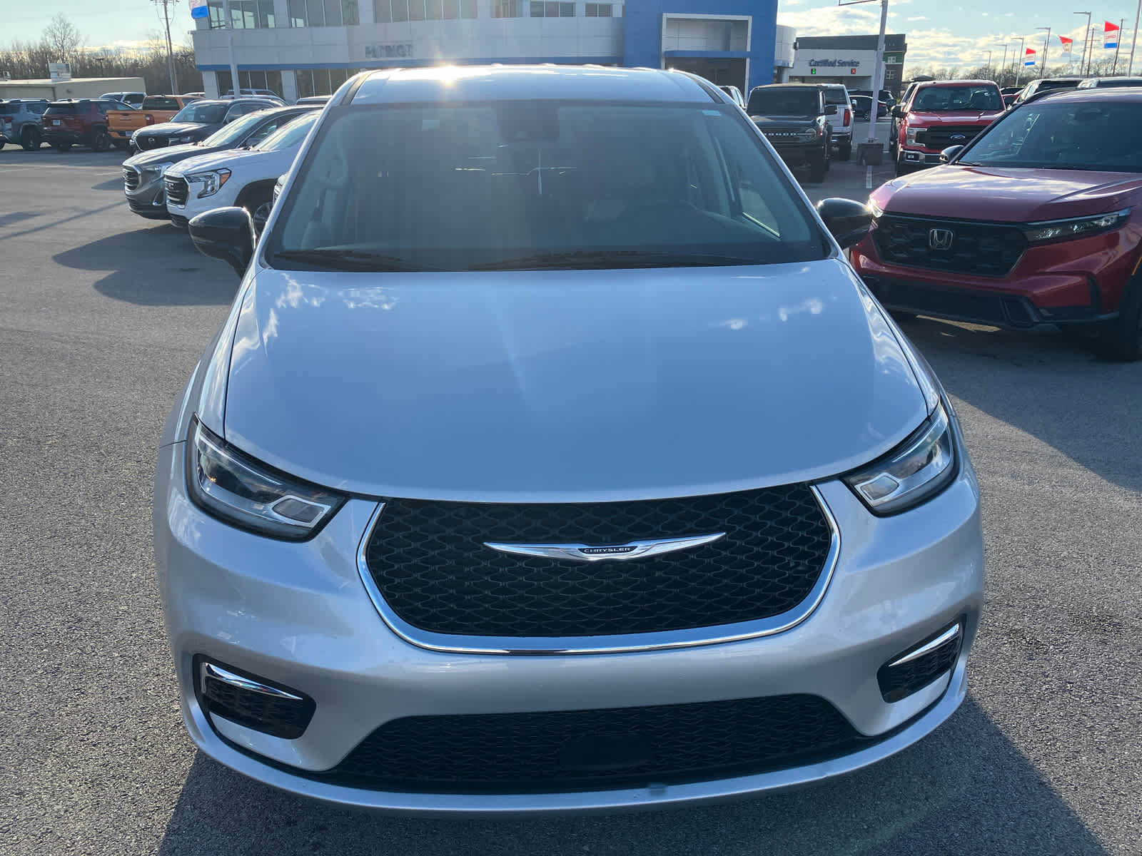 Used 2024 Chrysler Pacifica Touring-L image 2