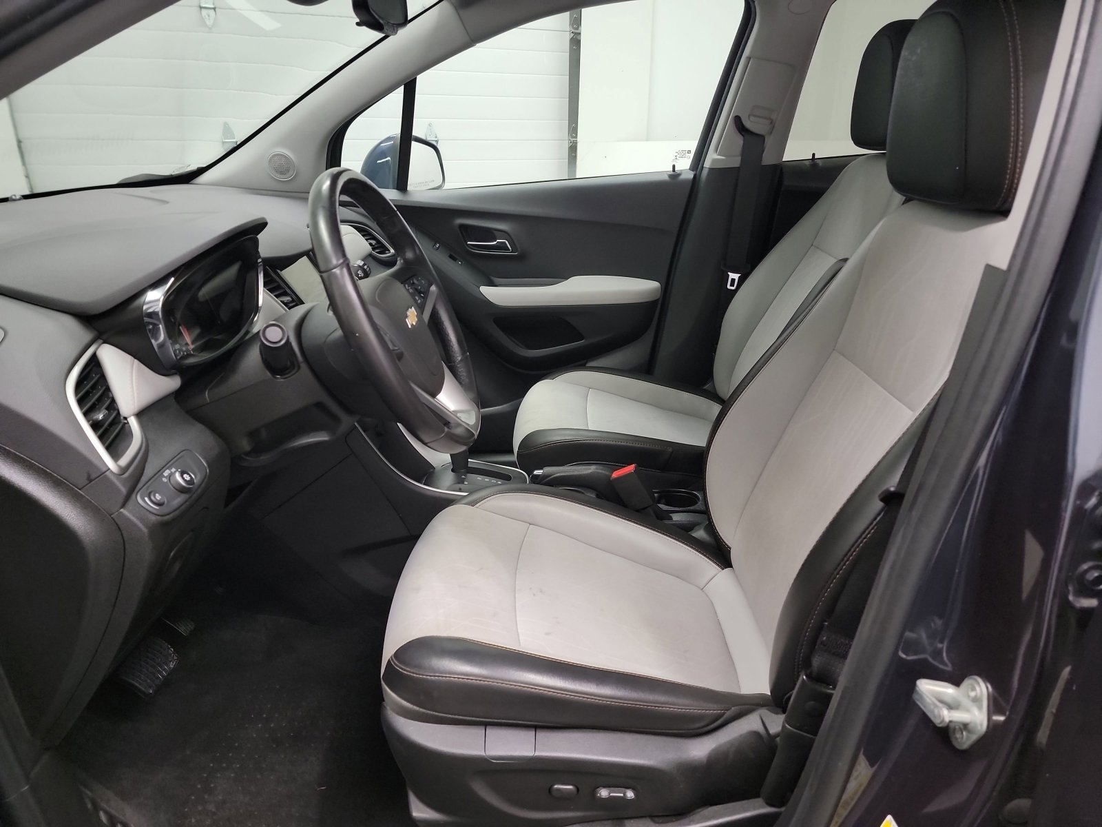 Used 2019 Chevrolet Trax LT w/ LT Convenience Package image 12