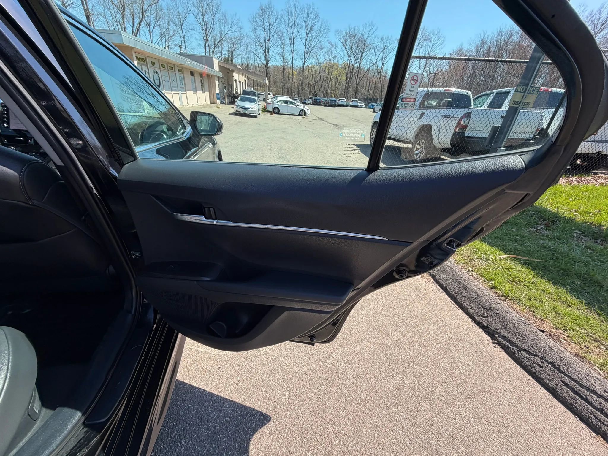 Used 2021 Toyota Camry SE w/ Audio Upgrade Package FWD image 17