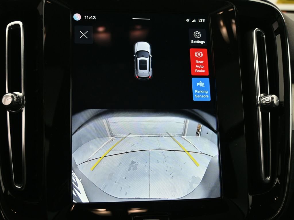 Used 2025 Volvo XC40 B5 Core image 27