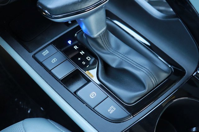 Used 2025 Hyundai Elantra Limited image 18