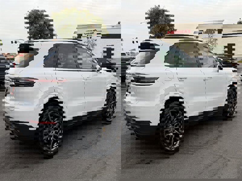 Used 2023 Porsche Cayenne S Platinum w/ Premium Package Plus image 18