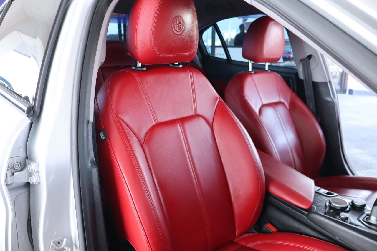 Used 2019 Alfa Romeo Giulia RWD image 37