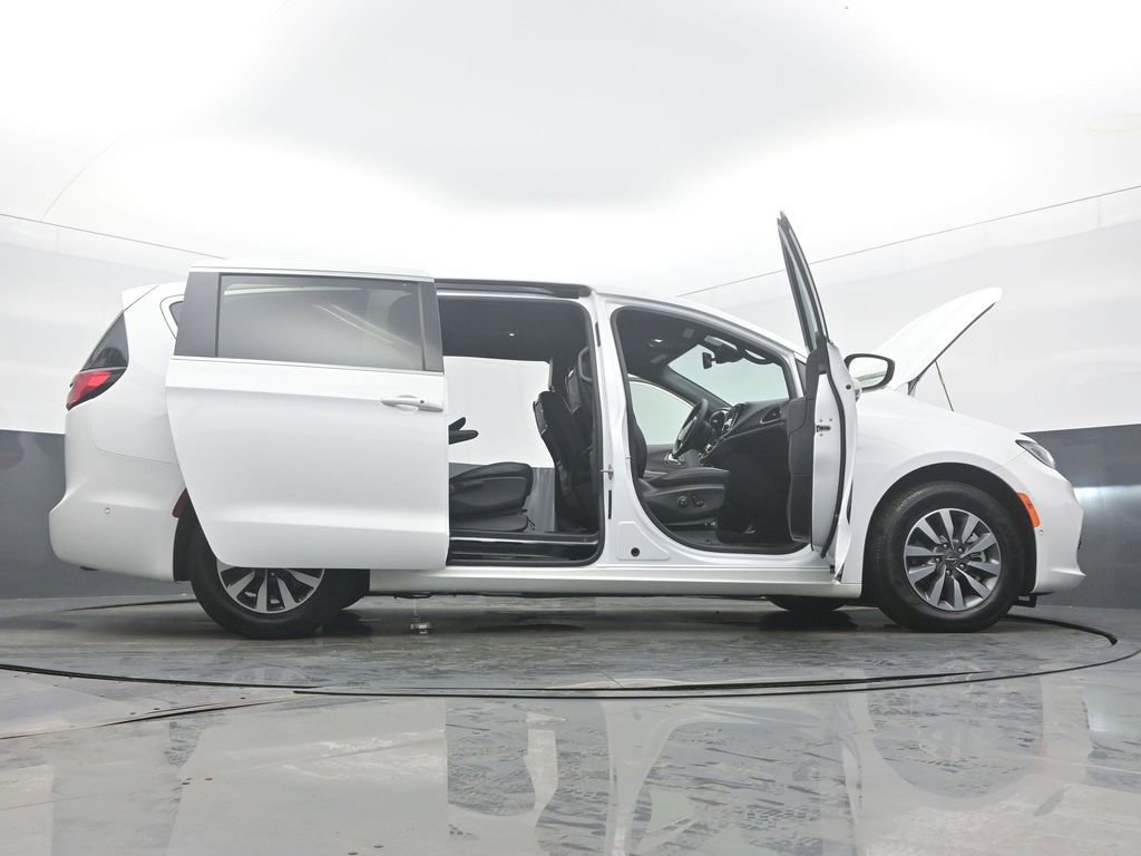 Used 2025 Chrysler Pacifica Select w/ Uconnect Theater Family Group image 61