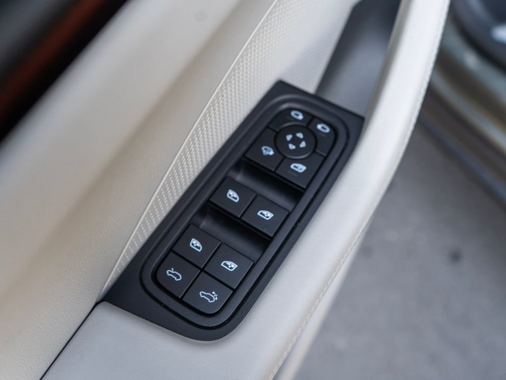 Used 2024 Porsche Macan 4 Electric image 33