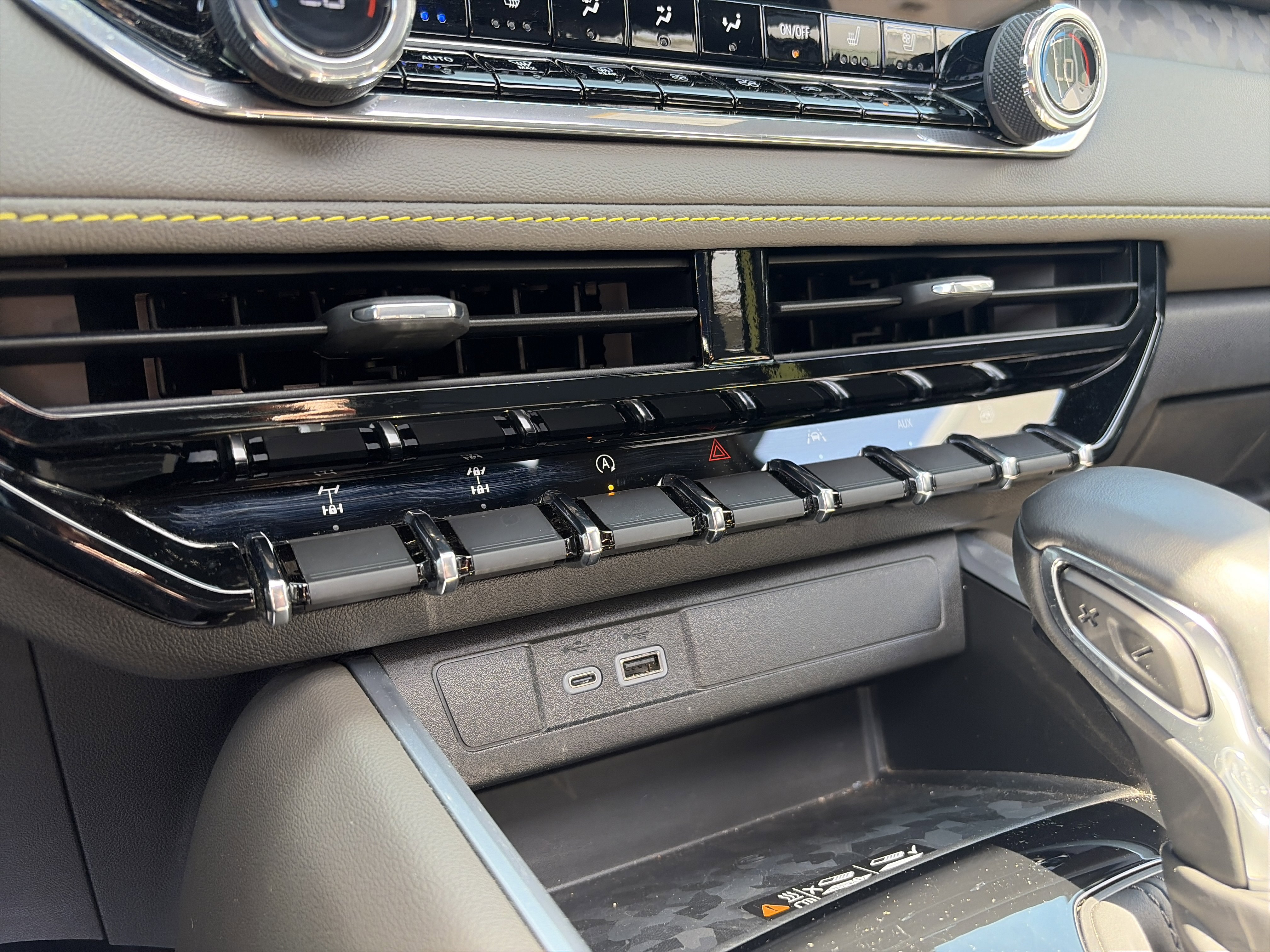 Used 2024 Chevrolet Colorado ZR2 w/ ZR2 Convenience Package III AWD/4WD image 17